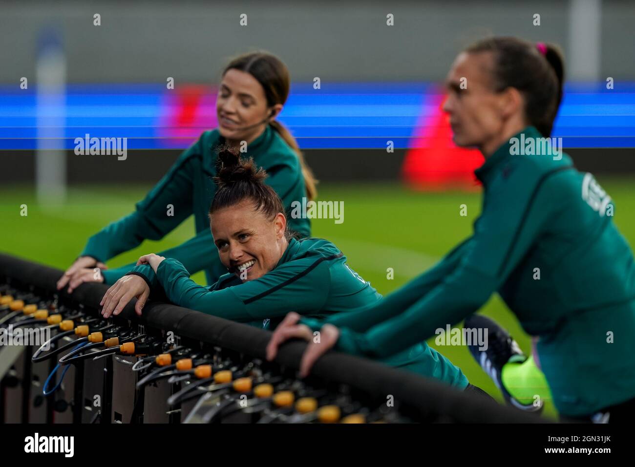 REYKJAVIK, ISLAND - 21. SEPTEMBER: Schiedsrichterin Rebecca Welch wärmt sich während des FIFA Frauen-WM-Qualifikationsrunden-Spiels der Gruppe C zwischen Island und den Niederlanden 2023 am Laugardalsvollur am 21. September 2021 in Reykjavik, Island (Foto: Andre Weening/Orange Picles) Stockfoto