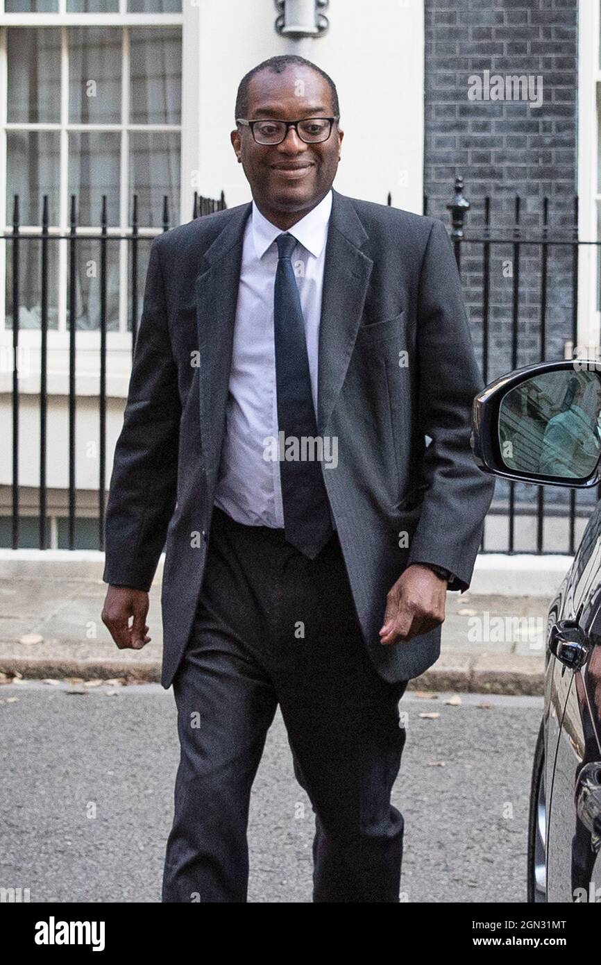 Minister für Wirtschaft, Energie und Industriestrategie Kwasi Kwarteng verlässt am 22. September 2021 die No10 Downing Street im Londoner Zentrum Stockfoto