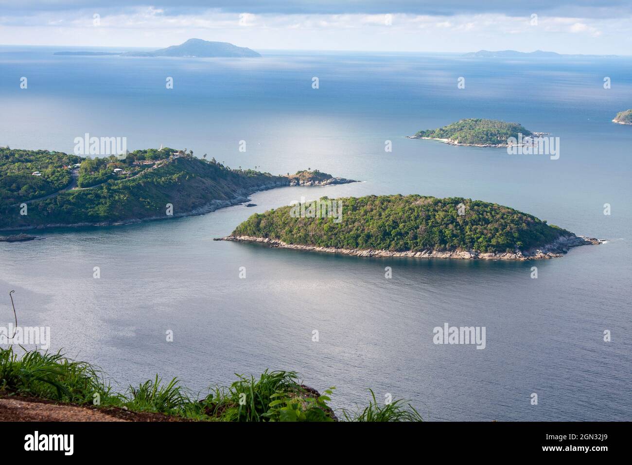 Blick auf die grün bedeckten Inseln und das Meer vom Aussichtspunkt Black Rock in Phuket, Thailand Stockfoto