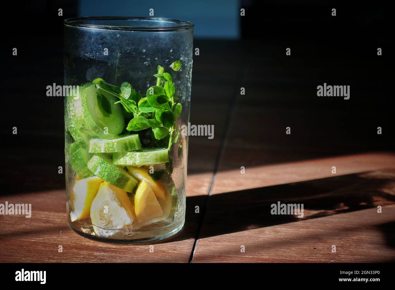 Verschiedene Obst- und Gemüsesorten in einem Glas in der Sonne Stockfoto