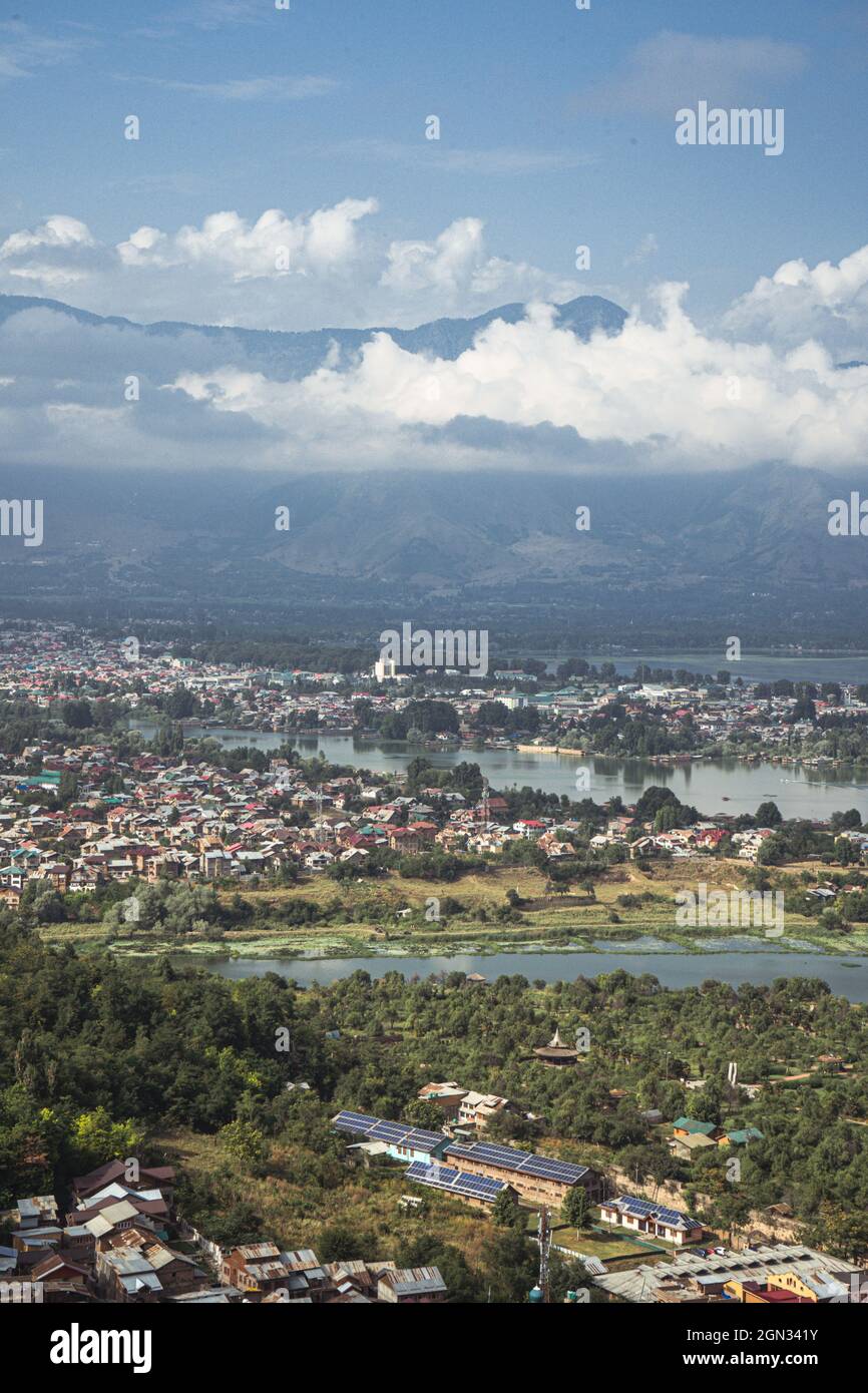 Vertikale Aufnahme einer schönen Luftaufnahme von Srinagar von Hari Parbat in J&K, Indien Stockfoto