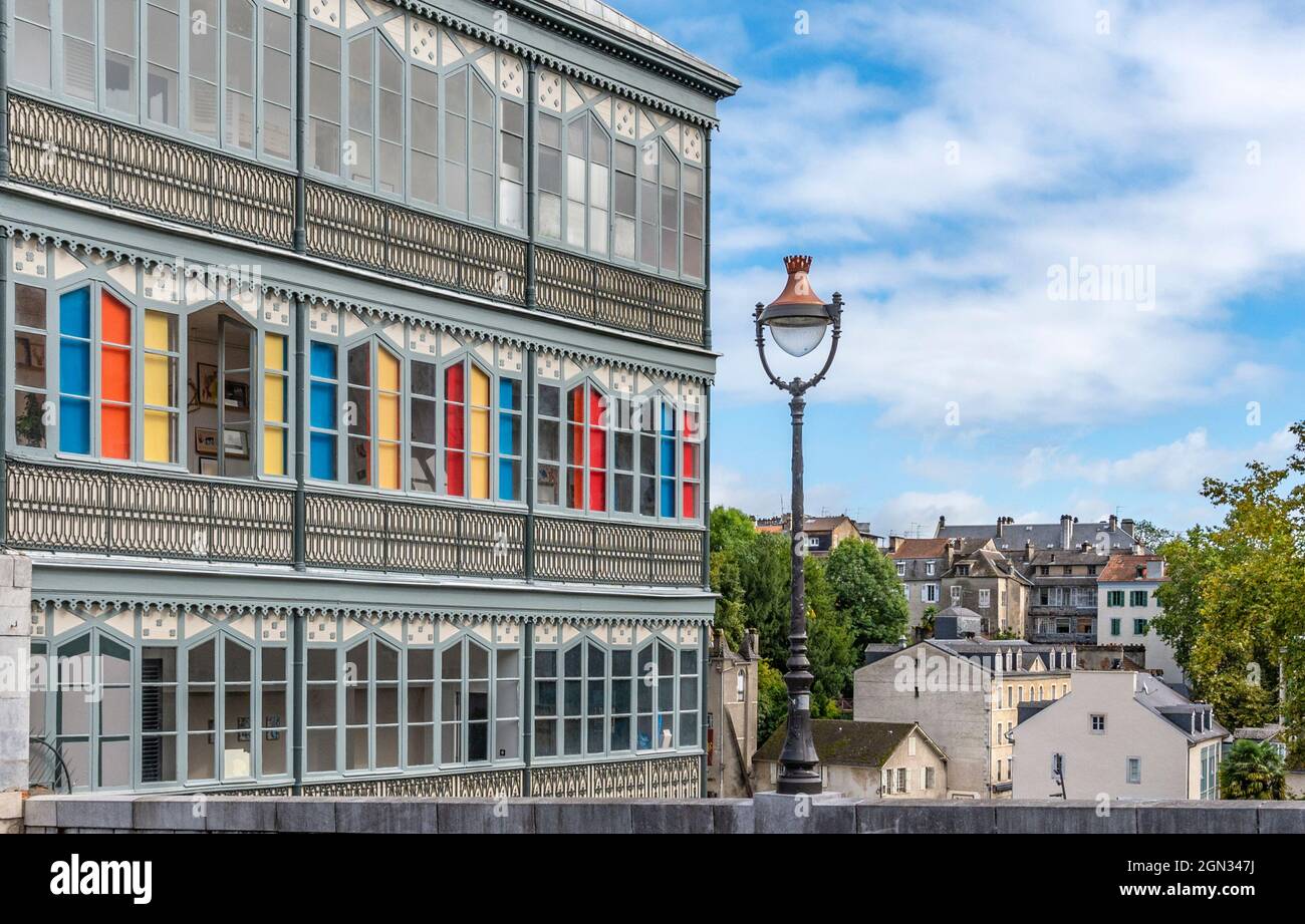 Eine farbenfrohe Fassade eines Hauses in der Rue Bordenave d’Abère in Pau, südwestlich von Pau, 4 Stockfoto