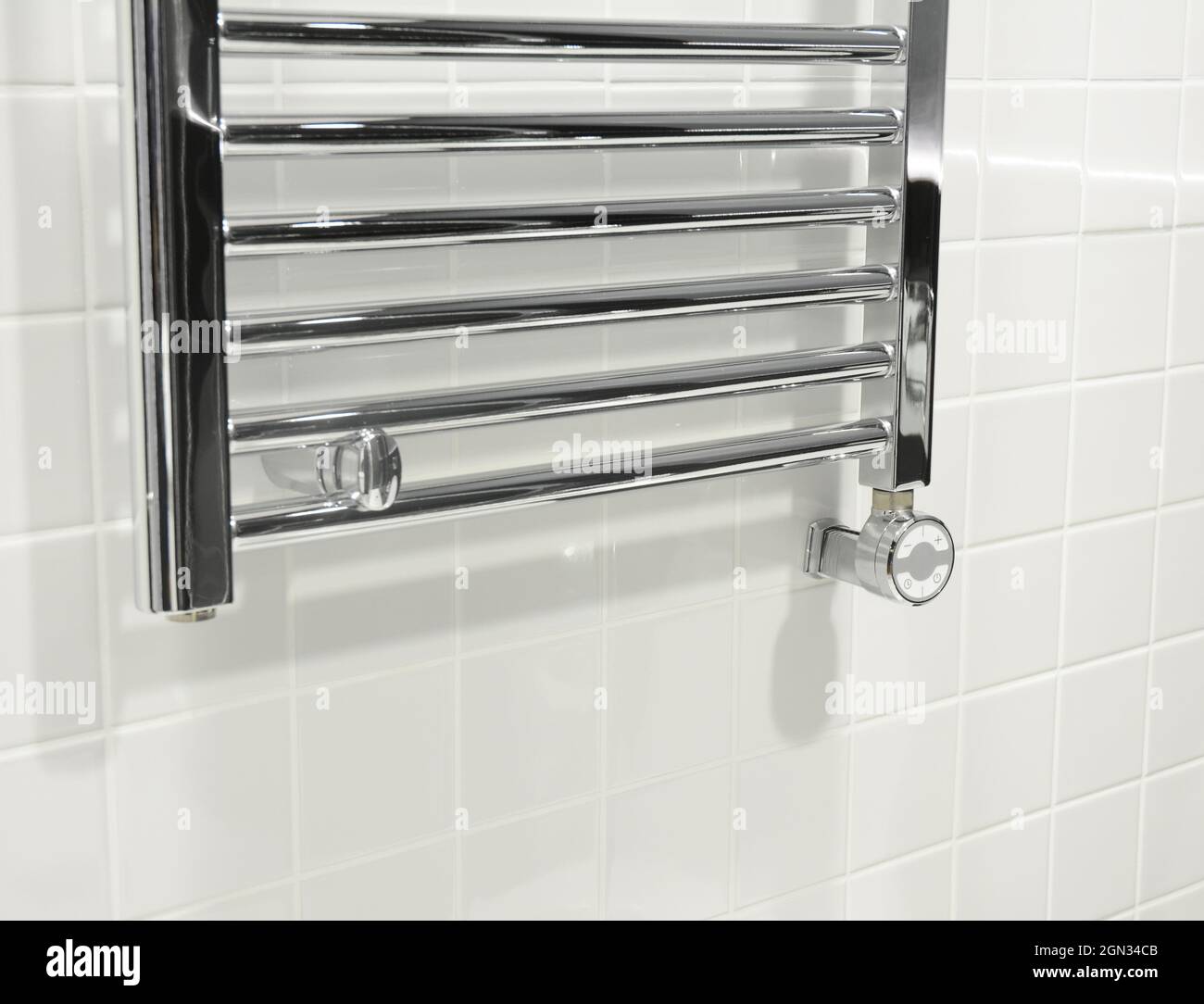 Handtuchhalter aus elektrischem Chrom mit Thermostat. Elektrische Handtuchhalter und Heizkörper im Badezimmer im modernen Luxus-Badezimmer Stockfoto