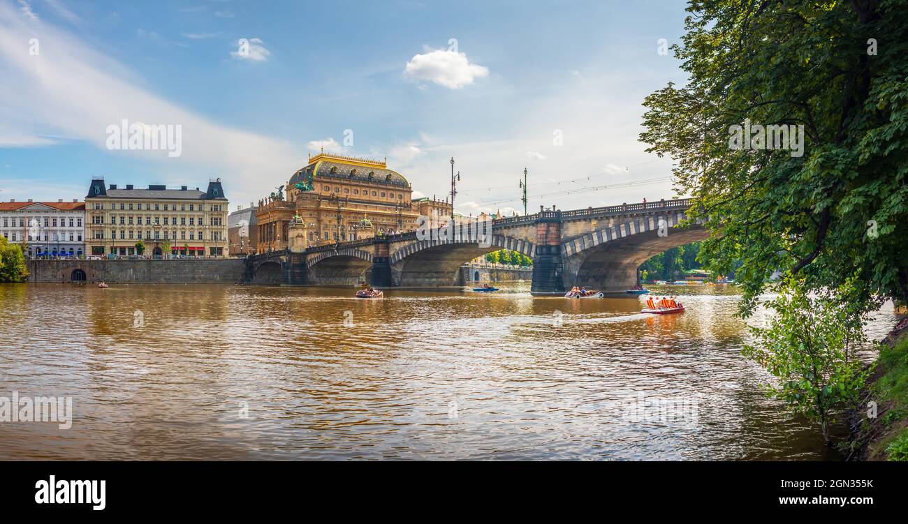 Nationaltheatergebäude und Legionsbrücke, Prag, Tschechische republik, Blick auf die Moldau Stockfoto
