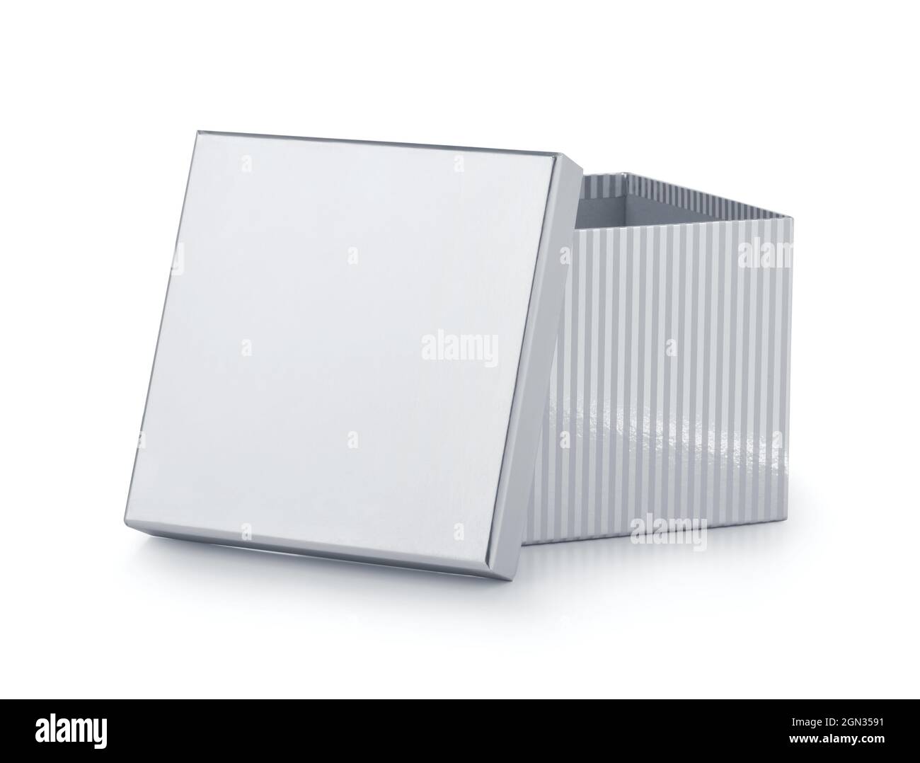 Offene silbergestreifte Geschenkbox mit leerem Deckel isoliert auf weiß Stockfoto