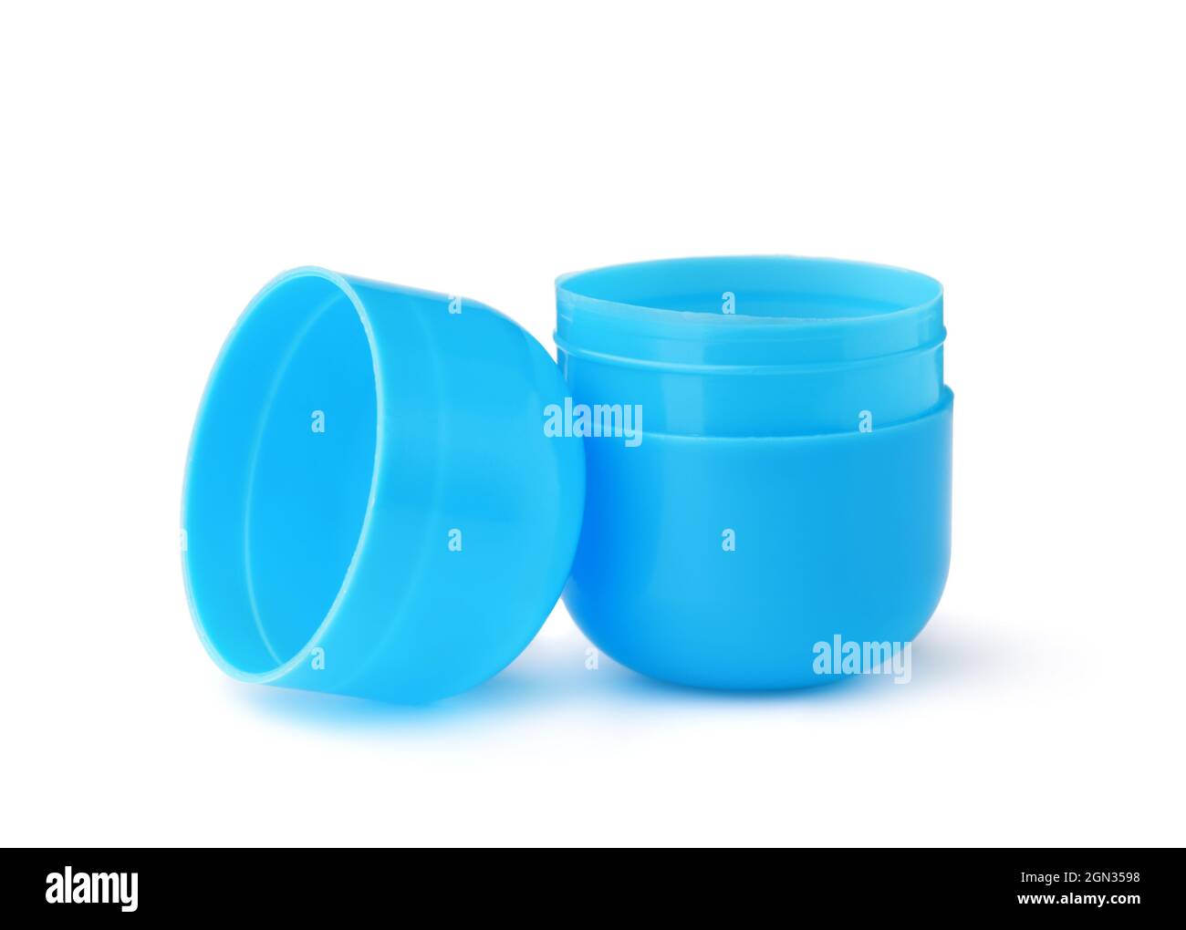 Offenes blaues Spielzeug-Ei aus Kunststoff, isoliert auf Weiß Stockfoto