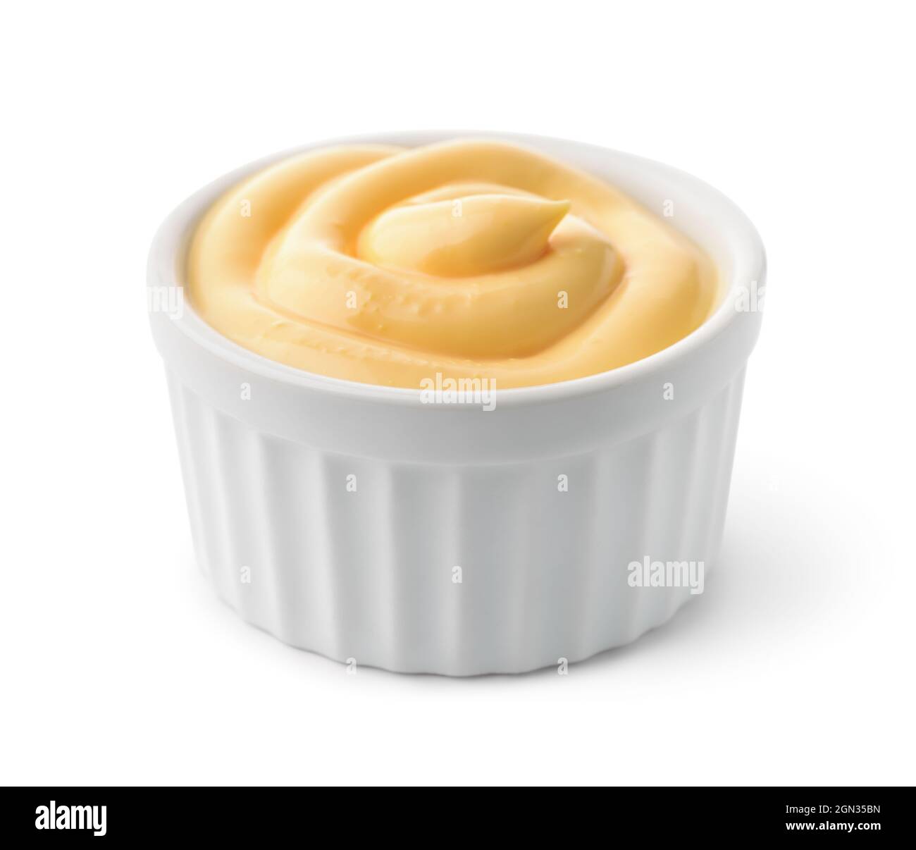 Keramik Dipping Tasse Käse Sauce isoliert auf weiß Stockfoto