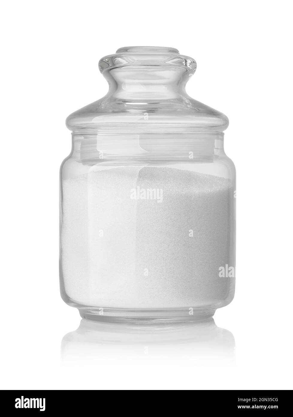 Vorderansicht des raffinierten Granulatzuckers in einem Glas, das auf Weiß isoliert ist Stockfoto