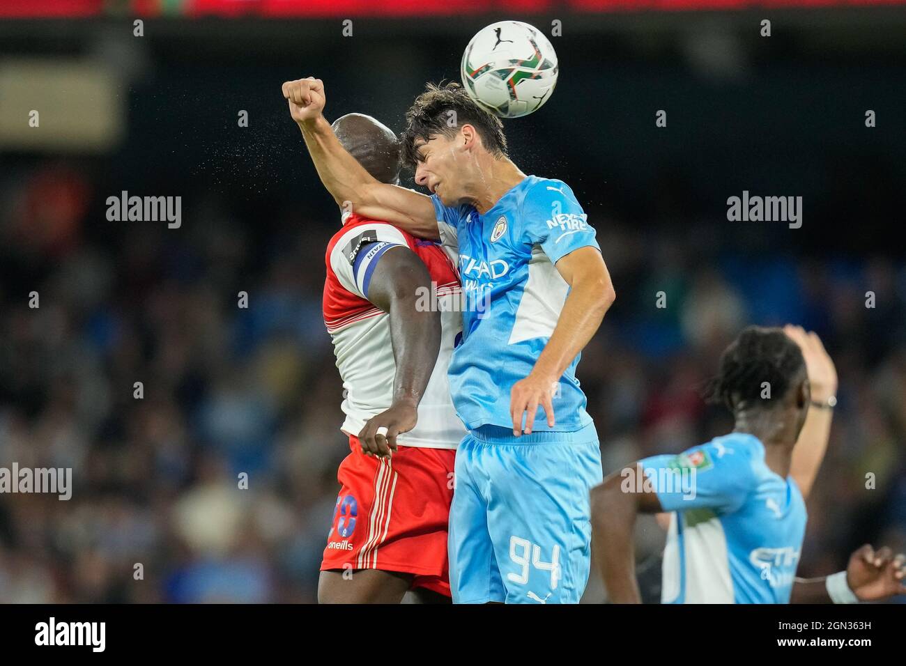 Manchester, England, 21. September 2021. Manchester, Großbritannien. September 2021. Adebayo Akinfenwa von Wycombe Wanderers und Finley Burns von man City in einem Luftkampf während des Carabao Cup-Spiels zwischen Manchester City und Wycombe Wanderers am 21. September 2021 im Etihad Stadium, Manchester, England. Foto von David Horn. Quelle: Prime Media Images/Alamy Live News Stockfoto