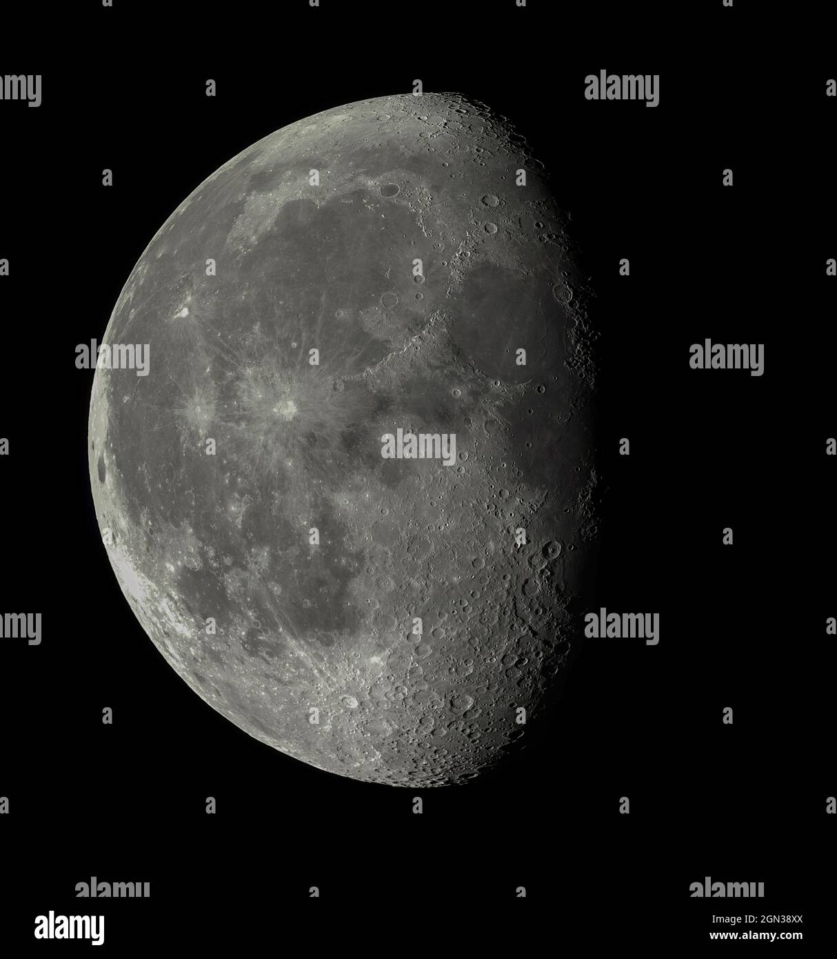 Hochdetailliertes Foto des Mondes, aufgenommen mit einem reflektierenden astronomischen Teleskop Stockfoto