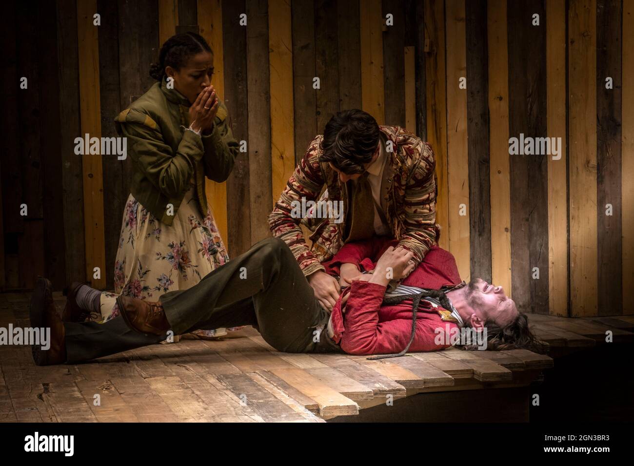 Romeo und Julia, aufgeführt von der Duke's Theatre Company im Trebah Garden Amphitheater in Cornwall. Stockfoto