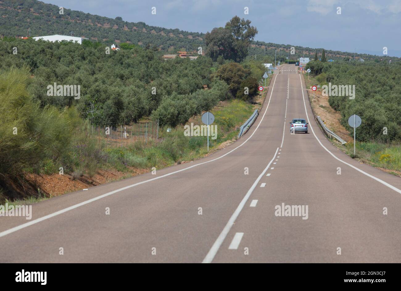 Lokale Straße voll von Änderungen der Pisten oder Gefälle Änderungen. Fahrt entlang La Serena, Extremaduran südöstlich, Spanien Stockfoto