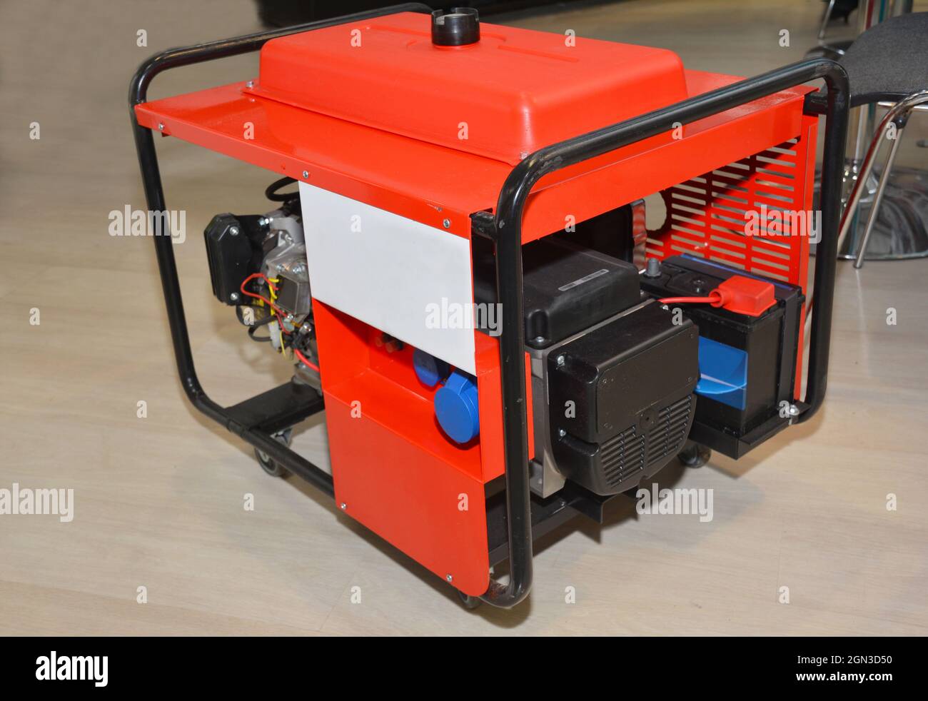 Mobiler Notstromgenerator. Tragbarer Generator für Zuhause. Stockfoto