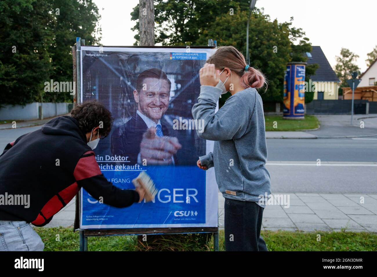 Plakat mit Wolfgang Steffinger: „Mein Doktor ist nicht gekauft“. Aktivist*innen machen in den frühen Morgenstunden vom 22.09.2021 eine Adbusting Aktion in München. The Union. - Poster mit Wolfgang Steffinger: „ Mein Arzt ist nicht gekauft“. Am 22. September 2021 bringen Aktivisten in München Wahlkampfplakate an. Ihr Hauptziel waren Plakate der CDU/CSU. (Foto: Alexander Pohl/Sipa USA) Quelle: SIPA USA/Alamy Live News Stockfoto