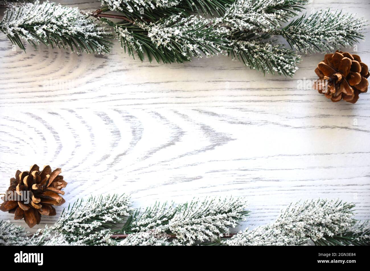 Holz Weihnachten Hintergrund Rahmen mit schneebedeckten Tannenbaum Äste und  Kegel. Neujahr Design, kopieren Raum Stockfotografie - Alamy