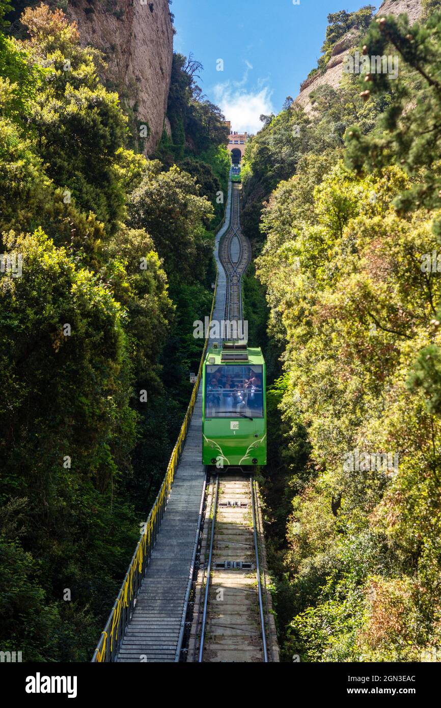 Grüne Zahnradbahn, die zwischen dem Wald im Heiligtum von Montserrat Cataluna Spanien abfährt Stockfoto