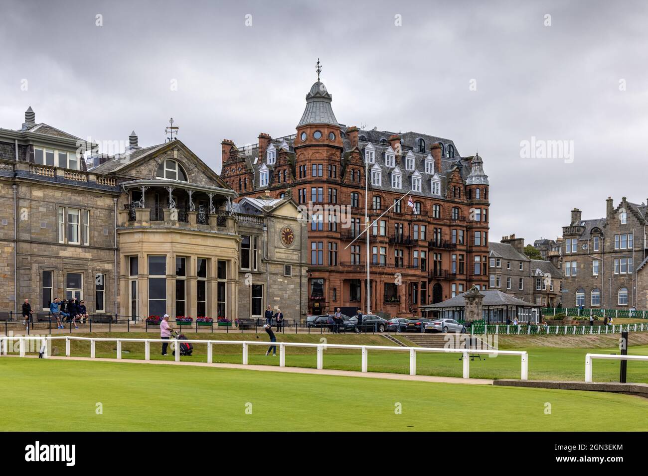 Abschlag im Royal and Ancient Golf Club von St Andrews in Fife, mit dem roten Sandstein Hamilton Grand (Old Course Hotel) im Hintergrund. Stockfoto