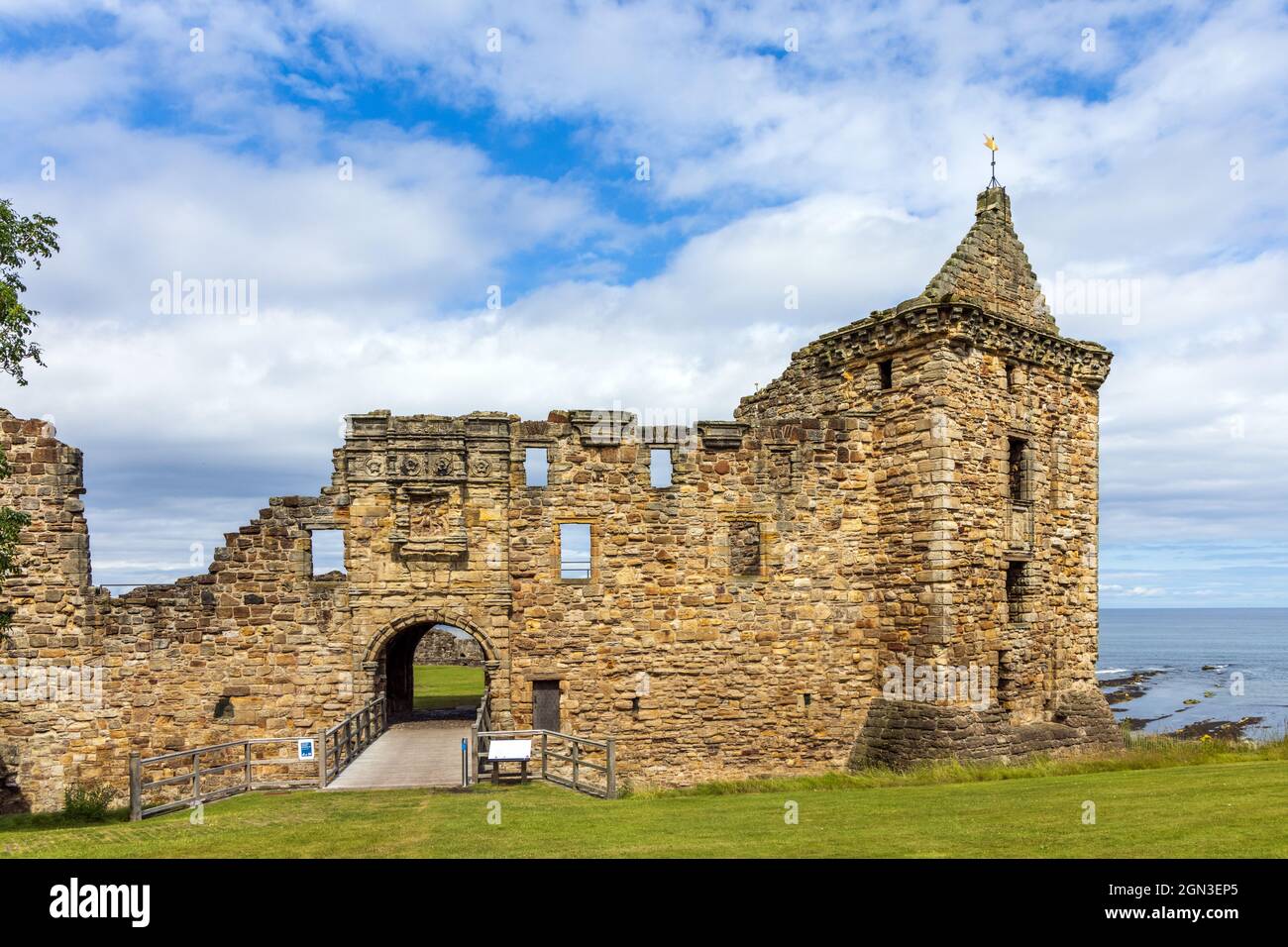 Die historischen Überreste von St. Andrews Castle, einer mittelalterlichen Festung aus dem 13. Jahrhundert, die auf einem Felsen nördlich der Stadt in Fife liegt. Stockfoto