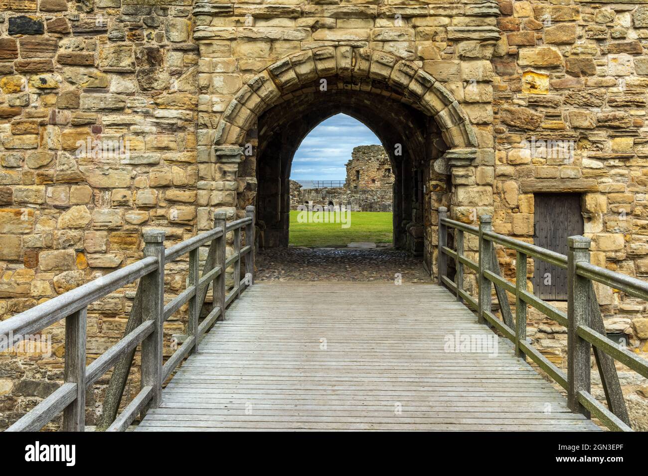 Eintritt zu den St. Andrews Castle Ruinen aus dem 13. Jahrhundert, eine beliebte Touristenattraktion in dieser berühmten Universitätsstadt, St. Andrews, Schottland. Stockfoto