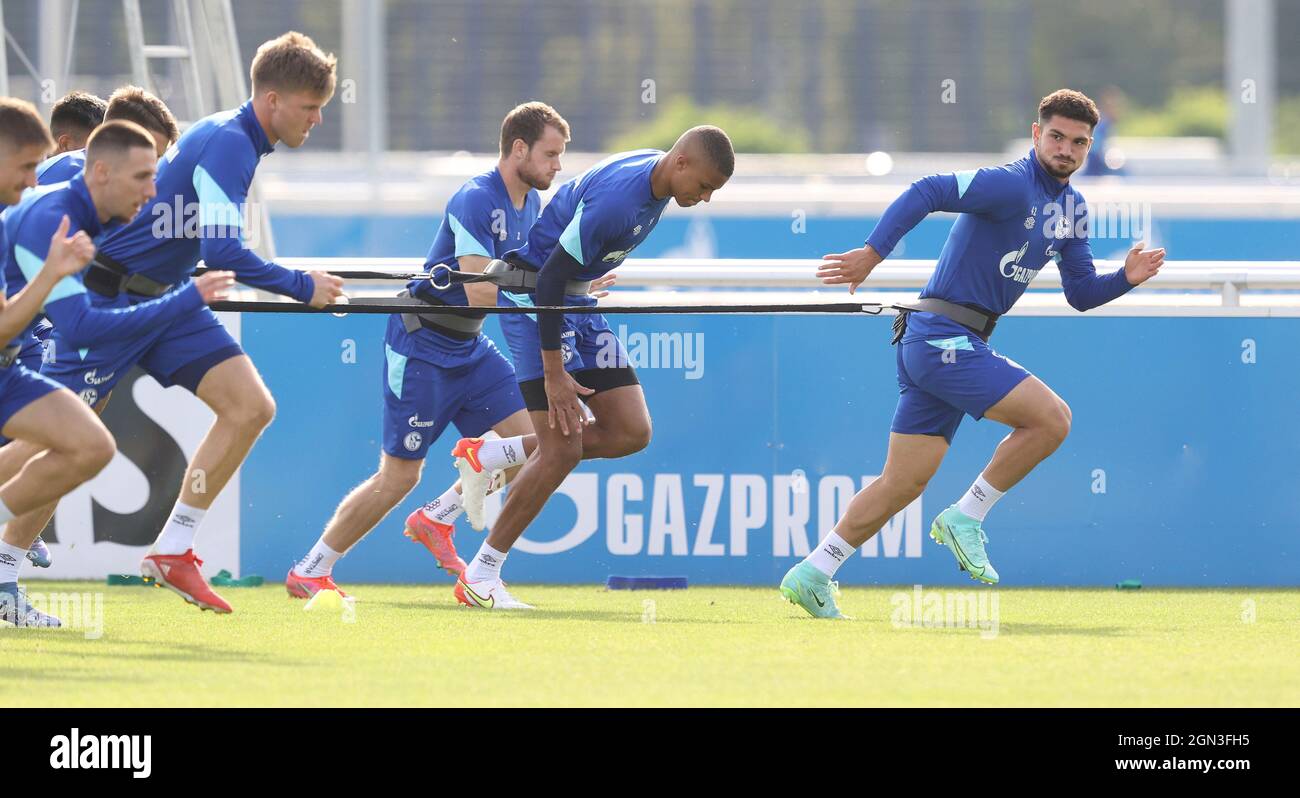 Schalke, Deutschland. 21. Sep, 2021. firo: 21.09.2021 Fuvuball: Fußball: 2. Bundesliga, Saison 2021/2022 Schalke 04 Trainingssprintübung, KERIM CALHANOGLU, rechts, Gummizug Credit: dpa/Alamy Live News Stockfoto