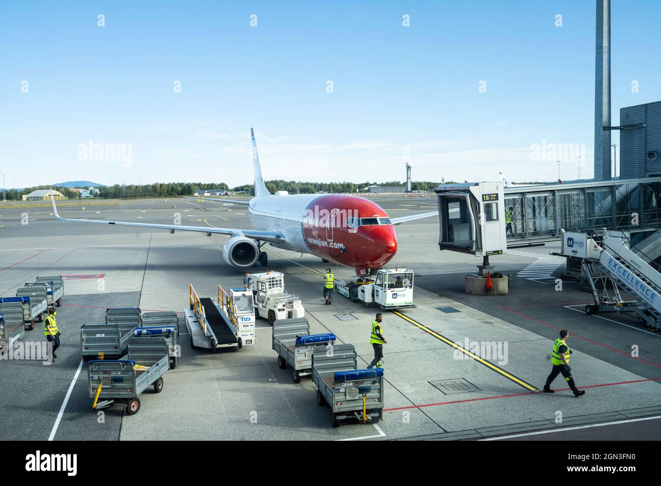 Oslo, Norwegen. September 2021. Der Bodenwächter bei der Arbeit auf dem Flugzeugparkplatz am Flughafen Oslo-Gardermoen Stockfoto