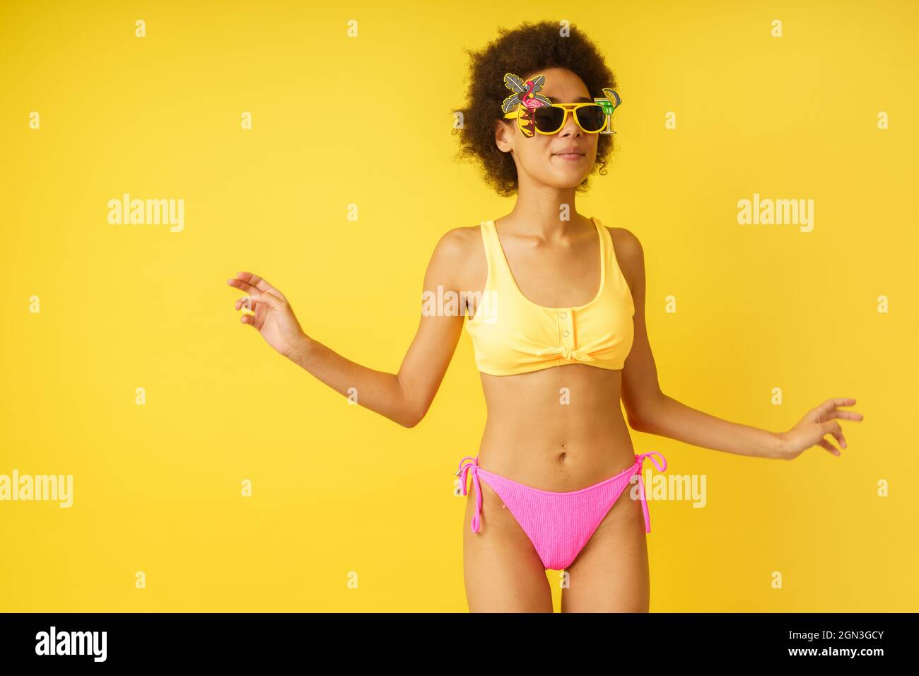 Happy Happy Girl ist bereit für den Sommer in Badeanzug Stockfoto
