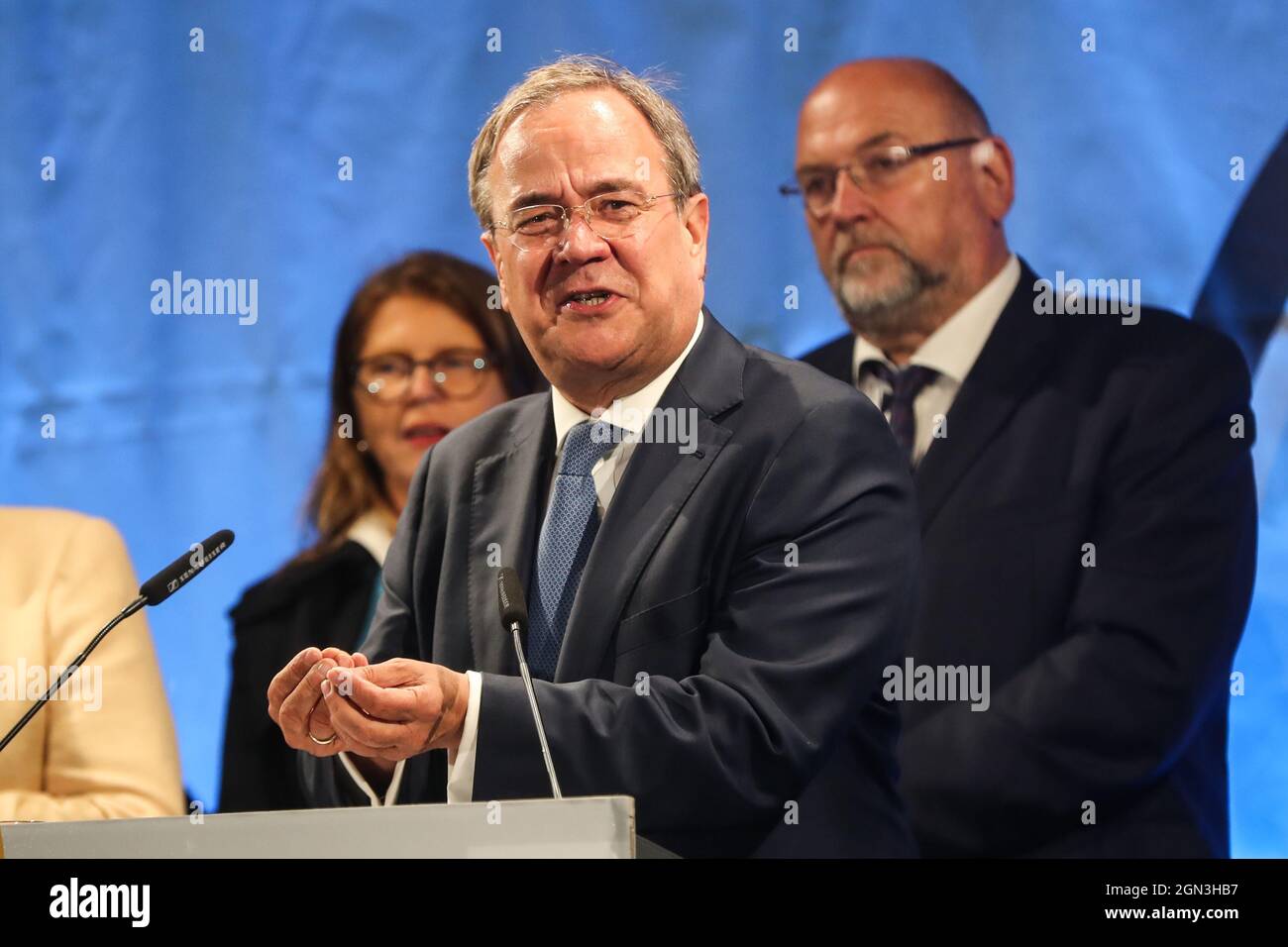 Stralsund, Deutschland. September 2021. Armin Laschet, Vorsitzender der CDU und Kanzlerkandidat der CDU/CSU, nimmt am 21. September 2021 an einer Wahlveranstaltung der CDU zu den Bundestagswahlen in Stralsund Teil. Kredit: Shan Yuqi/Xinhua/Alamy Live Nachrichten Stockfoto