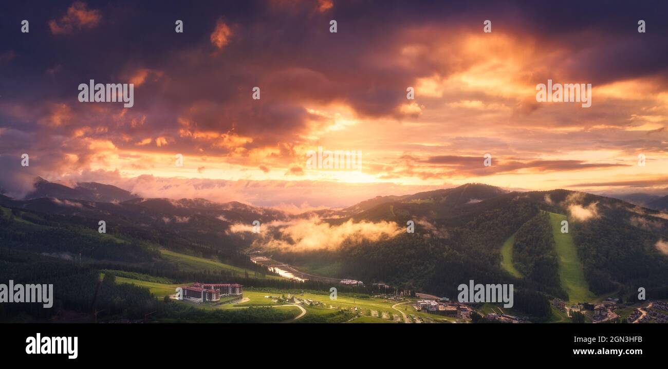 Luftaufnahme der schönen Karpaten Berge in niedrigen Wolken Stockfoto