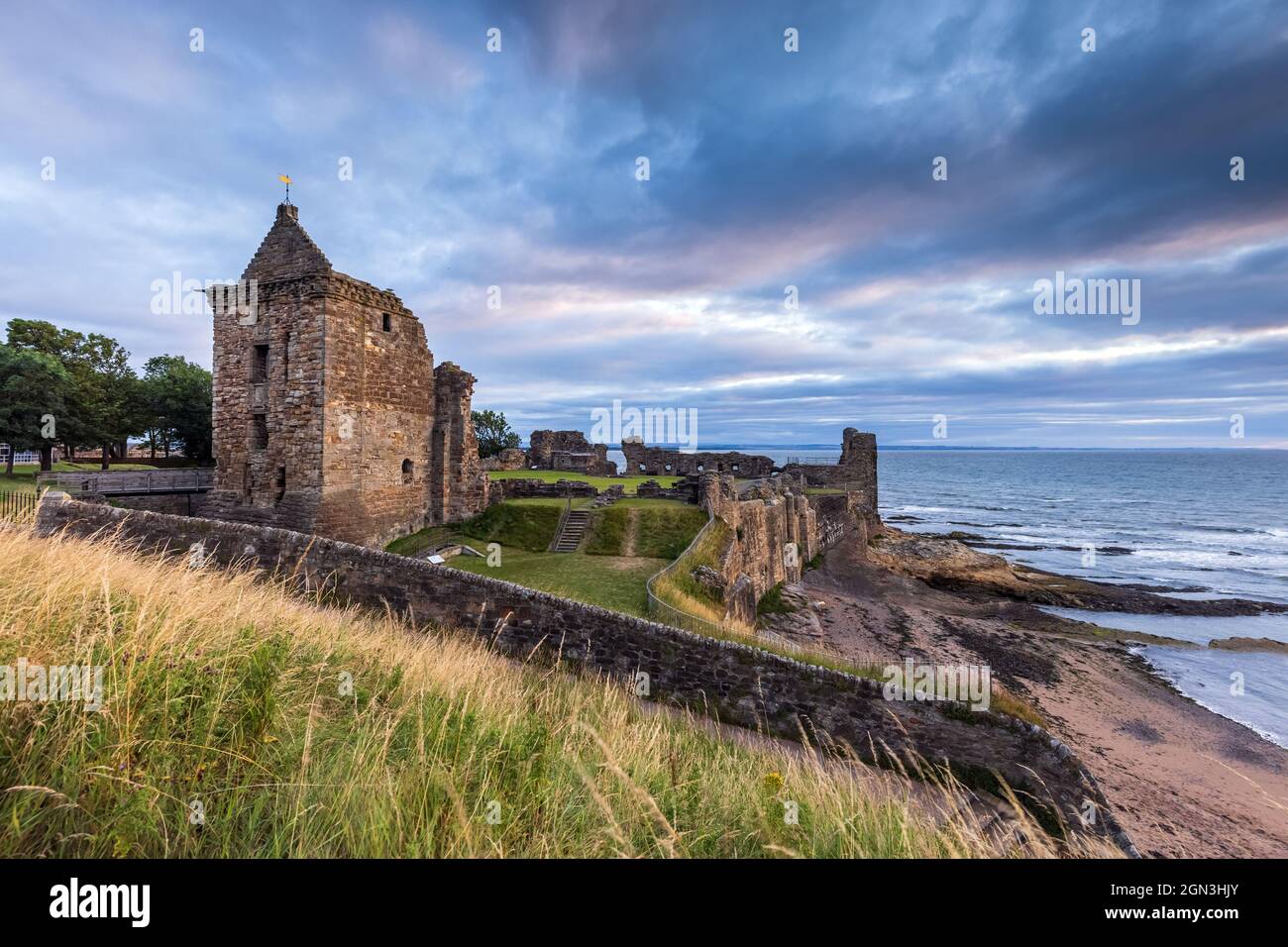 Die historischen Überreste von St. Andrews Castle, einer mittelalterlichen Festung aus dem 13. Jahrhundert, die auf einem Felsen nördlich der Stadt in Fife liegt. Stockfoto