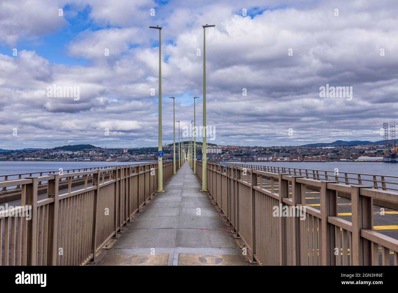 Blick auf den Fußgänger- und Radweg auf der Tay Road Bridge über den Fluss Tay von Newport-on-Tay nach Dundee. Stockfoto