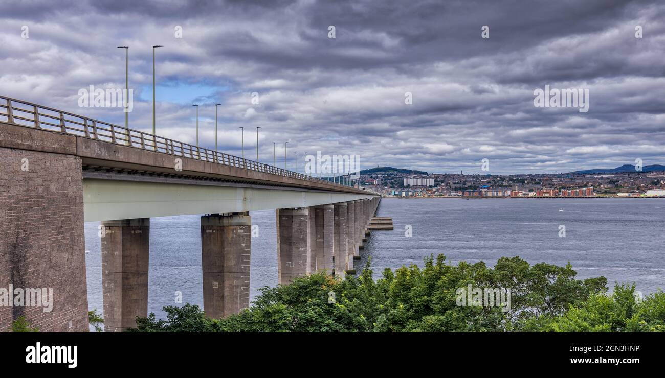 Ein Blick auf die Stadt Dundee von Newport auf Tay, mit der Tay Road Bridge über den Firth of Tay auf der linken Seite. Stockfoto