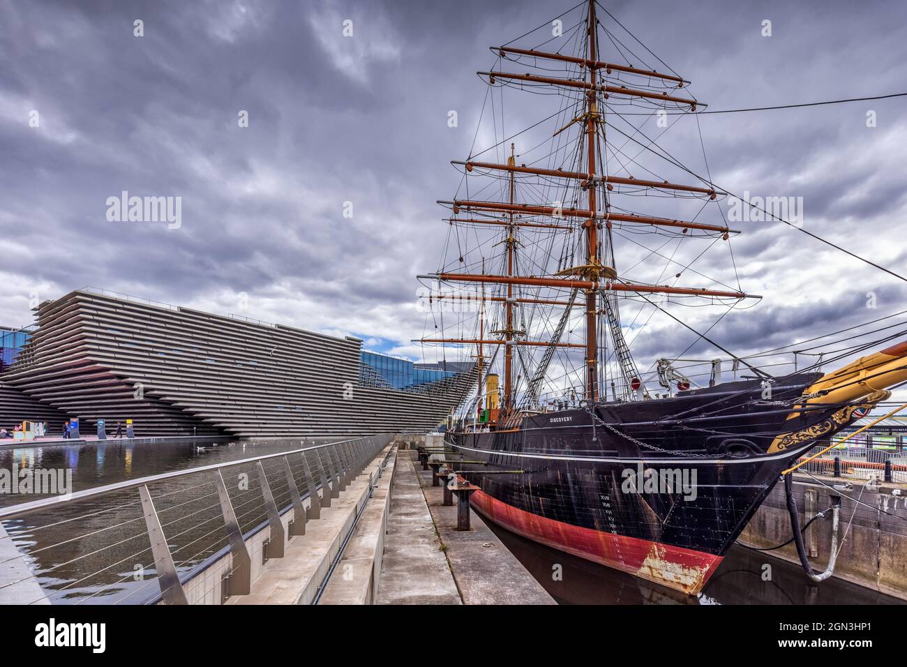 Das zusätzliche Dampfschiff RRS Discovery, das Scott und Shackleton 1901 zur Antarktis brachte, mit dem V & A Design Museum am Ufer von Dundee. Stockfoto