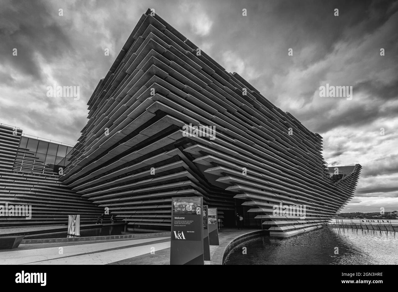 V&A Dundee Design Museum, das von Kengo Kuma an der Riverside Esplanade im Rahmen der Stadterneuerung am Wasser in Schottland, Großbritannien, entworfen wurde. Stockfoto