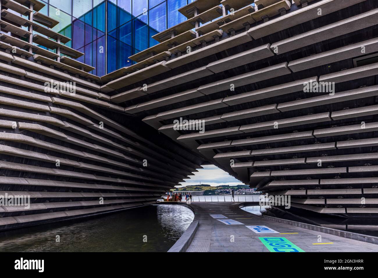 V&A Dundee Design Museum, das von Kengo Kuma an der Riverside Esplanade im Rahmen der Stadterneuerung am Wasser in Schottland, Großbritannien, entworfen wurde. Stockfoto