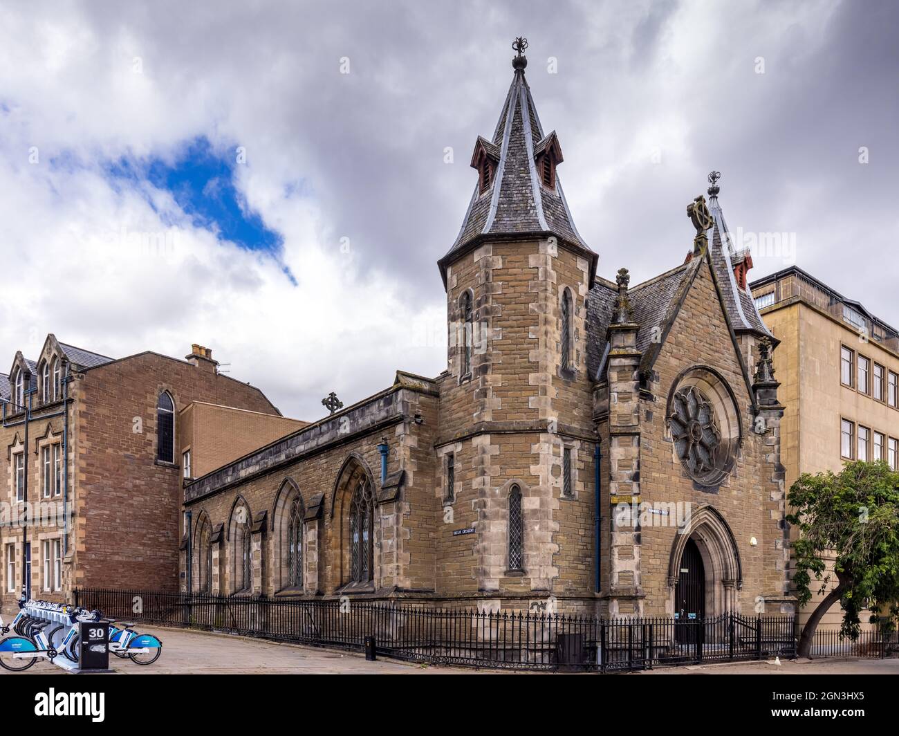 Die alte Congregational Church in der Panmure Street, Dundee. Diese ehemalige gotische Kirche wurde 1985 in eine Bibliothek und einen Saal der Dundee High School umgewandelt. Stockfoto