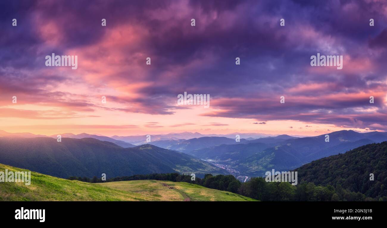 Berge bei schönem Sonnenuntergang im Sommer. Farbenfrohe Landschaft Stockfoto