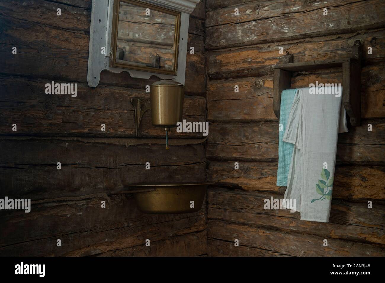Altes kupferfarbenes Waschbecken in einem alten Holzhaus Stockfoto