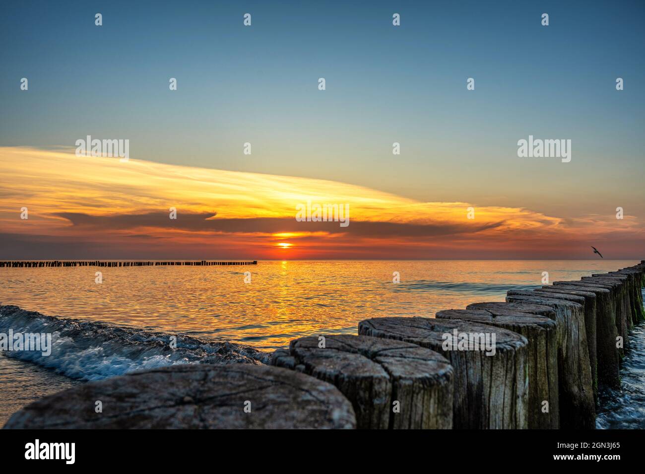 Sonnenuntergang am Ostseestrand mit Kopierraum am Himmel Stockfoto