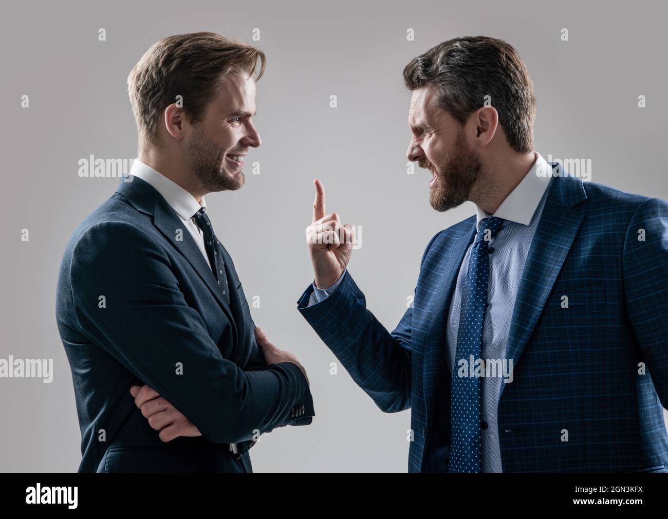 Aggressives Geschäftstreffen. Kampf um Führung. Unzufriedener Streit mit Kollegen. Stockfoto