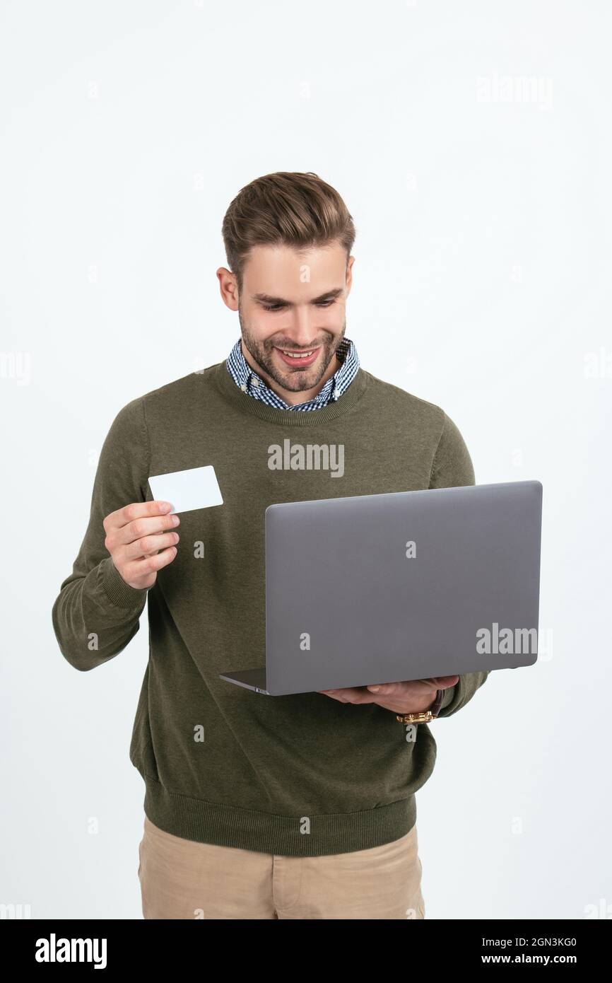 Mann bezahlen im Online-Banking. Online-Shopping. Cyber monday. Schnelle pc-Zahlung. Schöner Mann mit Laptop. Stockfoto