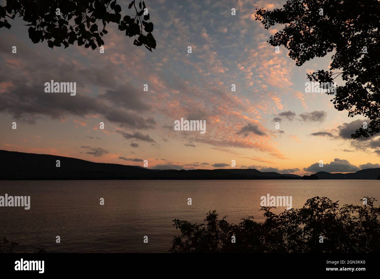 Abendliche Sonnenuntergangsfarben am Lake Pleasant in Speculator, NY USA in den Adirondack Mountains, Stockfoto