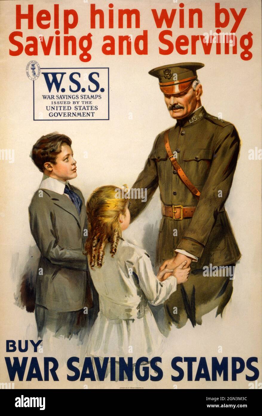Ein Vintage-Werbeplakat um 1917 für Kriegsmarken und Ersparnisse, auf dem der amerikanische General Pershing mit zwei Kindern posiert. Kriegssparmarken wurden vom US-Finanzministerium ausgegeben, um die Teilnahme am Ersten Weltkrieg zu finanzieren Stockfoto