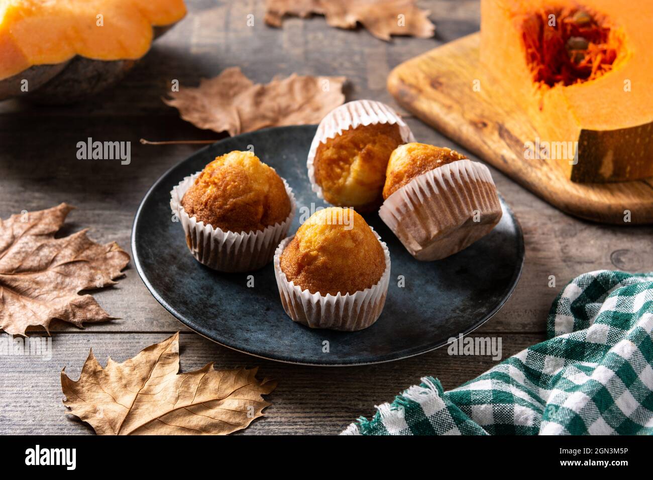 Kürbismuffins auf Holztisch Stockfoto