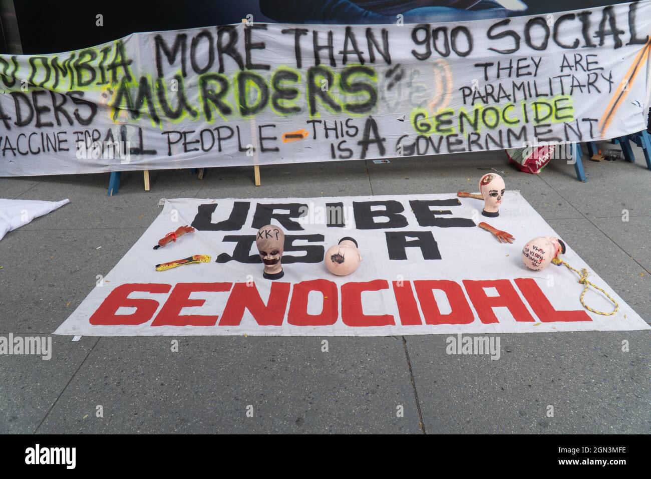 New York City, USA. September 2021. Eine kleine Gruppe kolumbianischer Unterstützer versammelte sich, um gegen den angeblichen Völkermord an den Indigenen in Kolumbien zu protestieren und die Vereinten Nationen aufzufordern, mitzuhelfen, die Morde an unschuldigen Menschen zu stoppen. New York City, NY USA 21. September 2021 (Foto von Steve Sanchez/Sipa USA) Quelle: SIPA USA/Alamy Live News Stockfoto