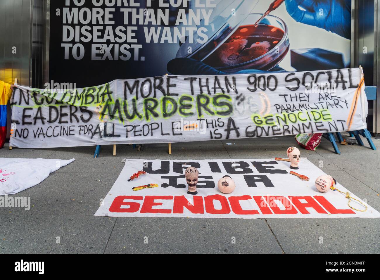 New York City, USA. September 2021. Eine kleine Gruppe kolumbianischer Unterstützer versammelte sich, um gegen den angeblichen Völkermord an den Indigenen in Kolumbien zu protestieren und die Vereinten Nationen aufzufordern, mitzuhelfen, die Morde an unschuldigen Menschen zu stoppen. New York City, NY USA 21. September 2021 (Foto von Steve Sanchez/Sipa USA) Quelle: SIPA USA/Alamy Live News Stockfoto