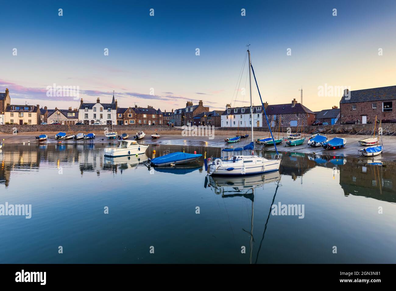 Sonnenaufgang in Stonehaven, einer malerischen Hafenstadt in Aberdeenshire, die südlich von Aberdeen an Schottlands Nordostküste liegt. Stockfoto