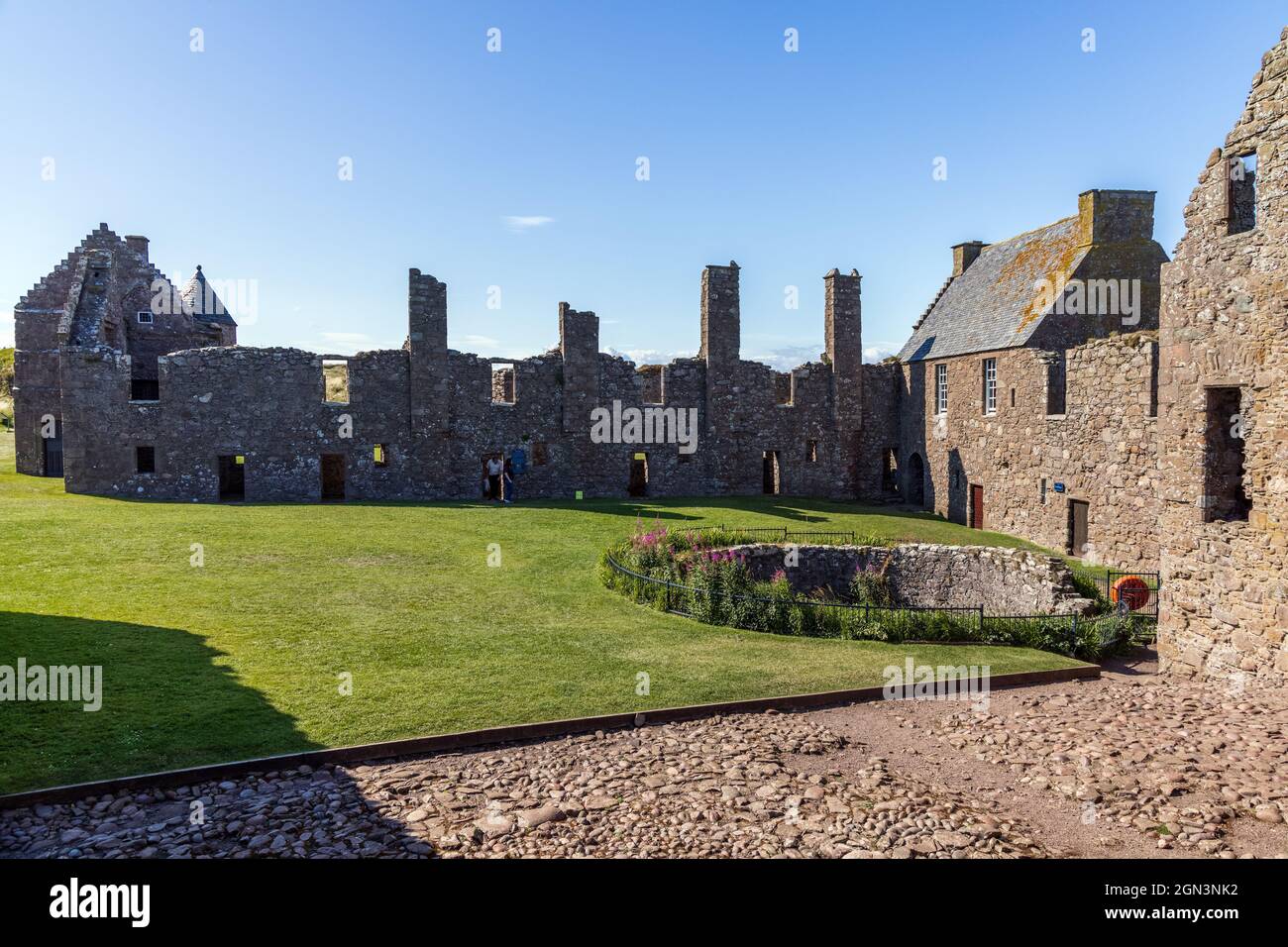 Überreste der mittelalterlichen Festung Dunnottar Castle, die sich auf einer felsigen Landzunge an der Nordostküste Schottlands in der Nähe von Stonehaven, Aberdeenshire, befindet. Stockfoto