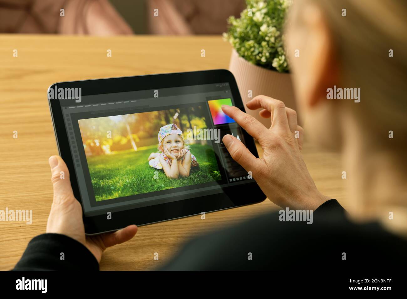 Fotografin nutzt die App zur Fotobearbeitung auf einem digitalen Tablet Stockfoto