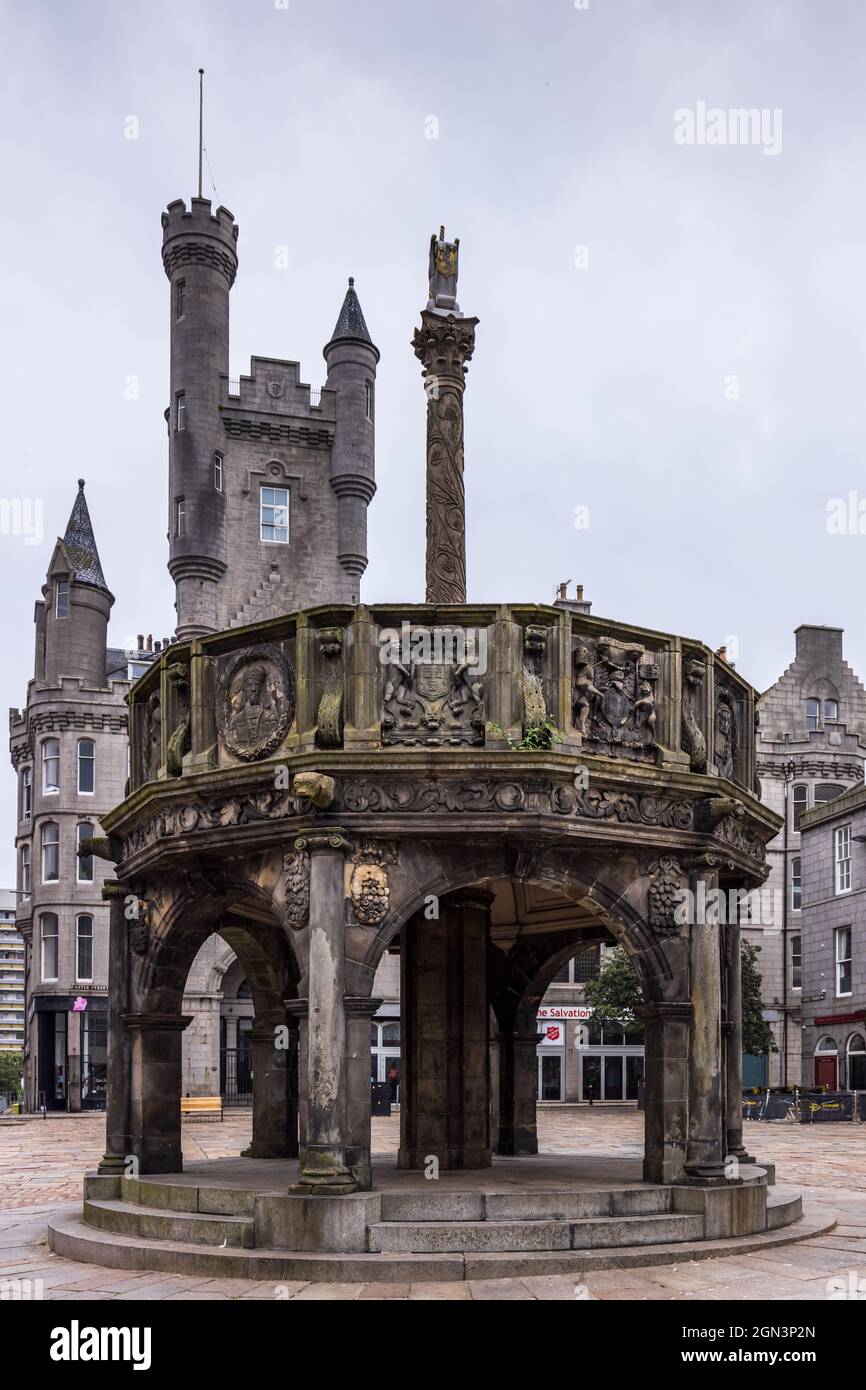 Das Mercat Cross auf der Castle Street mit der Zitadelle der Heilsarmee dahinter, Aberdeen, Schottland Stockfoto