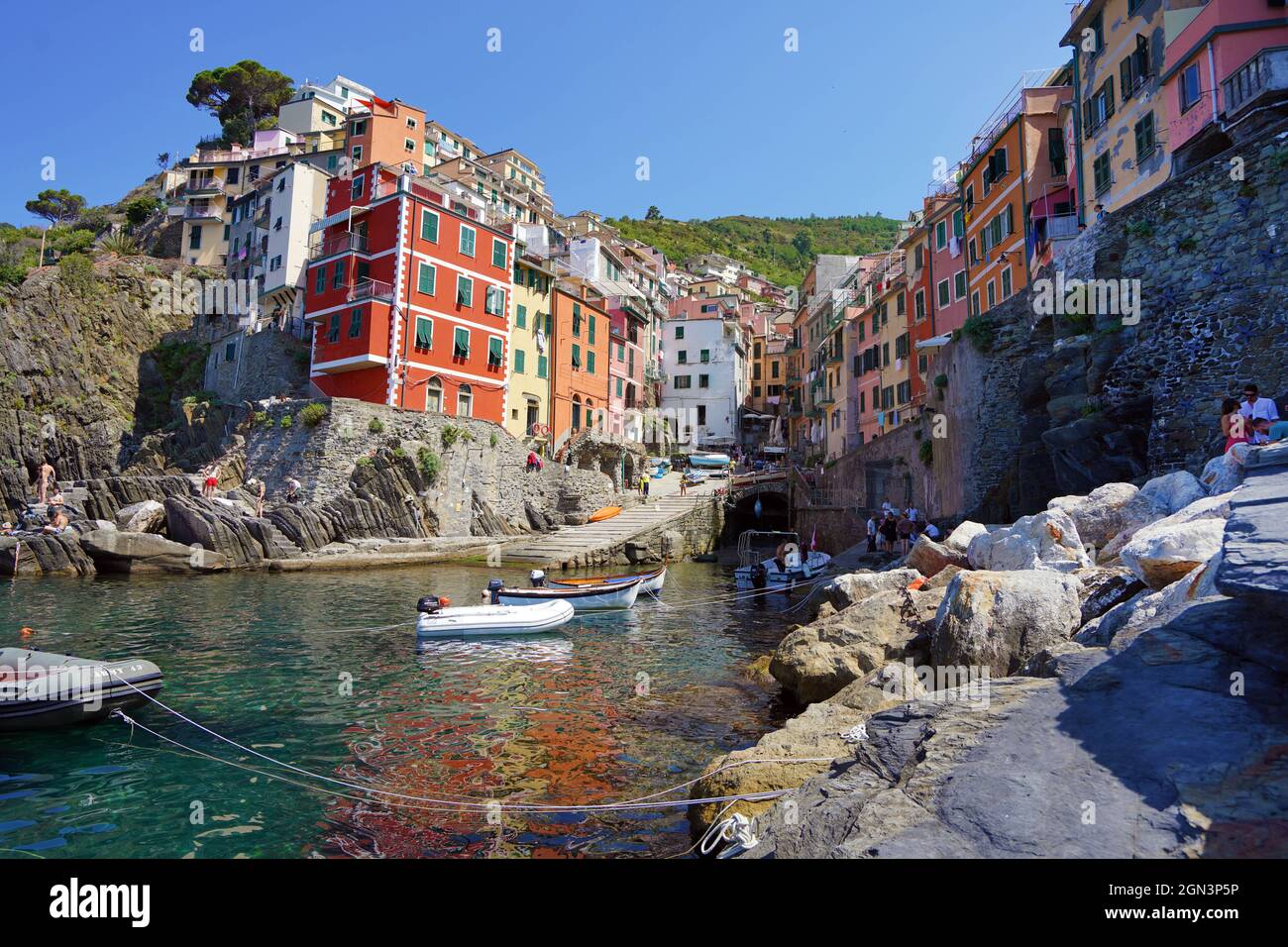 RIOMAGGIORE, ITALIEN - 20. JULI 2021: Riomaggiore farbenfrohes Fischerdorf, Seestücke in fünf Ländern, Nationalpark Cinque Terre, Ligurien, Italien Stockfoto